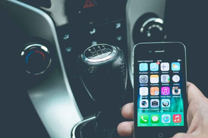 Handy am Steuer - große Gefahr, aber alltägliches Phänomen Handy am Steuer - große Gefahr, aber alltägliches Phänomen
