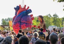 Hoffnung unterm Mond: Tollwood startet mit großen Bildern Hoffnung unterm Mond: Tollwood startet mit großen Bildern