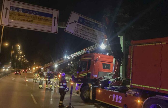 Feuerwehr rettet Berufsverkehr - Beschädigtes Straßenschild drohte abzustürzen Feuerwehr rettet Berufsverkehr - Beschädigtes Straßenschild drohte abzustürzen