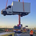 Unfall auf der A99: Feuerwehrkran hebt Kleinlaster auf Abschlepper Unfall auf der A99: Feuerwehrkran hebt Kleinlaster auf Abschlepper