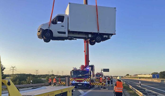 Unfall auf der A99: Feuerwehrkran hebt Kleinlaster auf Abschlepper Unfall auf der A99: Feuerwehrkran hebt Kleinlaster auf Abschlepper