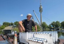 Der Sommernachtstraum 2026: Pop, Clubkultur, Kunst und Feuerwerksspektakel mit 150 Drohnen im Olympiapark Felix Pfotenhauer (FOG fireworks + sfx GmbH), Verantwortlicher für das Feuerwerk beim Sommernachtstraum 2026, beim Aufbau - Foto: Martin Hangen
