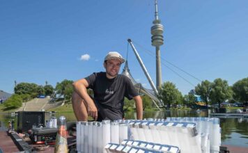 Felix Pfotenhauer (FOG fireworks + sfx GmbH), Verantwortlicher für das Feuerwerk beim Sommernachtstraum 2026, beim Aufbau - Foto: Martin Hangen