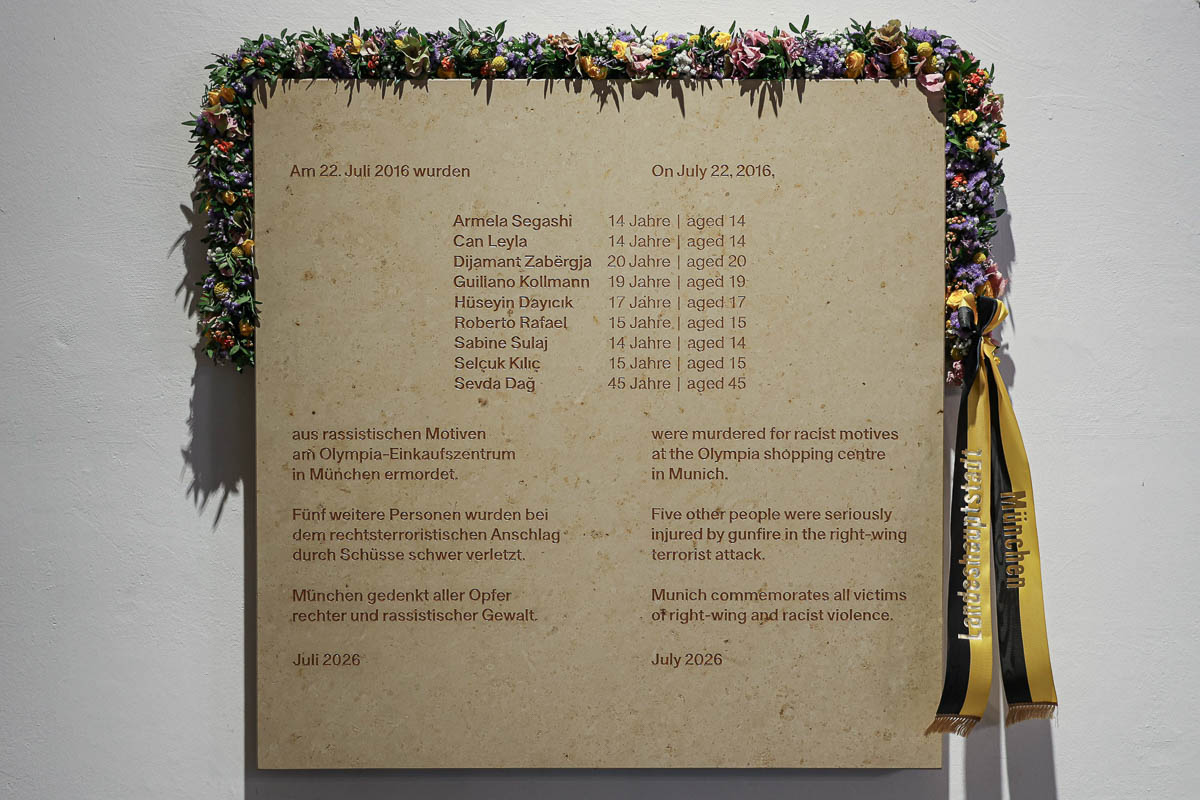 Gedenktafel im Rathaus für die Opfer des Anschlags am Olympia-Einkaufszentrum