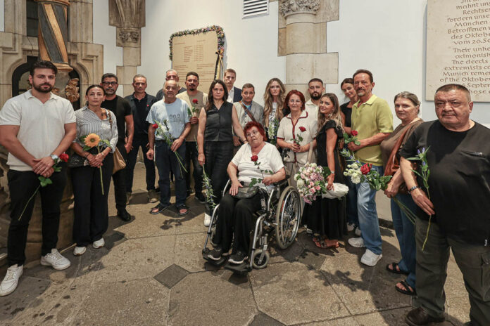 Gedenktafel im Rathaus für die Opfer des Anschlags am Olympia-Einkaufszentrum Gedenktafel im Rathaus für die Opfer des Anschlags am Olympia-Einkaufszentrum