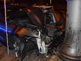 Pkw prallt gegen Lichtmast - Bogenhausen