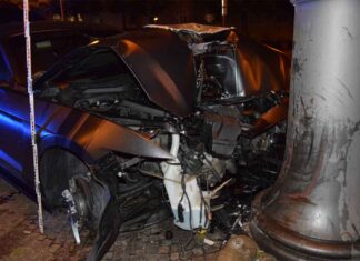 Pkw prallt gegen Lichtmast - Bogenhausen