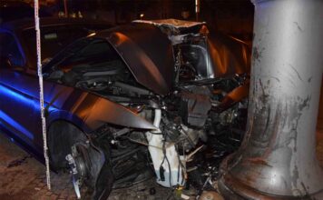 Pkw prallt gegen Lichtmast - Bogenhausen