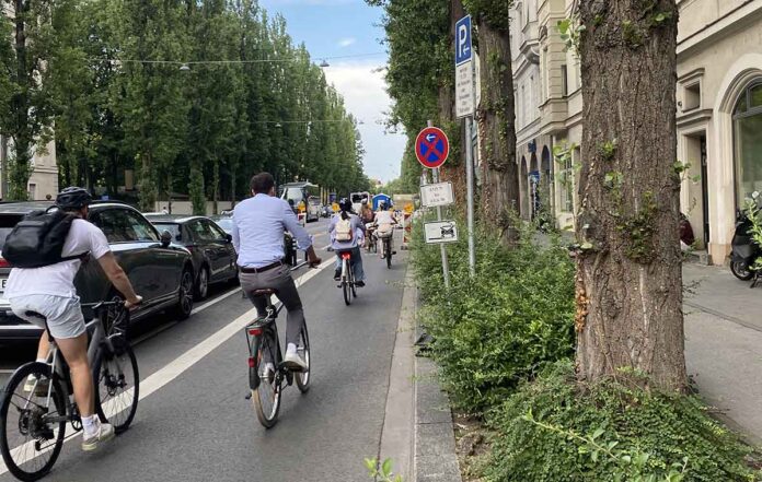 ADFC München lehnt Rückbau des Radfahrstreifens in der Lindwurmstraße ab ADFC München lehnt Rückbau des Radfahrstreifens in der Lindwurmstraße ab