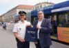 MVG-Chef Ingo Wortmann und Polizeipräsident Thomas Hampel stellen neuen Bus der Kampagne „Sicher unterwegs“ vor