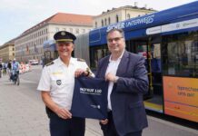 MVG-Chef Ingo Wortmann und Polizeipräsident Thomas Hampel stellen neuen Bus der Kampagne „Sicher unterwegs“ vor MVG-Chef Ingo Wortmann und Polizeipräsident Thomas Hampel stellen neuen Bus der Kampagne „Sicher unterwegs“ vor