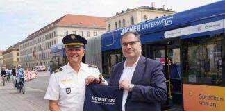 MVG-Chef Ingo Wortmann und Polizeipräsident Thomas Hampel stellen neuen Bus der Kampagne „Sicher unterwegs“ vor