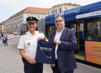 MVG-Chef Ingo Wortmann und Polizeipräsident Thomas Hampel stellen neuen Bus der Kampagne „Sicher unterwegs“ vor