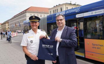 MVG-Chef Ingo Wortmann und Polizeipräsident Thomas Hampel stellen neuen Bus der Kampagne „Sicher unterwegs“ vor
