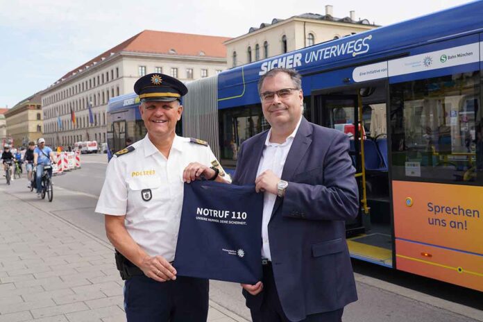 MVG-Chef Ingo Wortmann und Polizeipräsident Thomas Hampel stellen neuen Bus der Kampagne „Sicher unterwegs“ vor MVG-Chef Ingo Wortmann und Polizeipräsident Thomas Hampel stellen neuen Bus der Kampagne „Sicher unterwegs“ vor