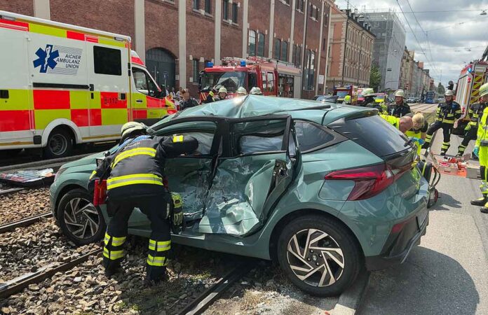 Drei Verletzte bei Zusammenstoß mit Tram Drei Verletzte bei Zusammenstoß mit Tram