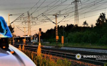 Fahrradfahrer stört Bahnverkehr