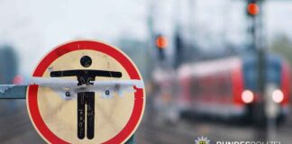 Beinahekollision an Bahnübergang in Aubing