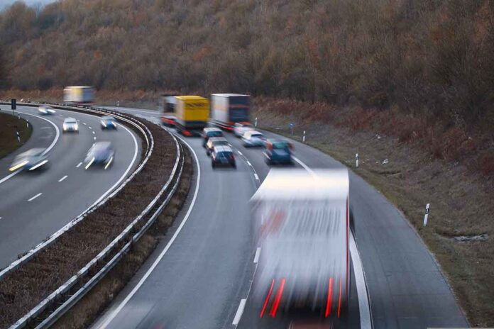 Herrmann hebt vorübergehend Sonn- und Feiertagsfahrverbot für LKW auf Herrmann hebt vorübergehend Sonn- und Feiertagsfahrverbot für LKW auf